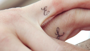 Találja ki, melyik páré ez a két romantikus tetoválás!