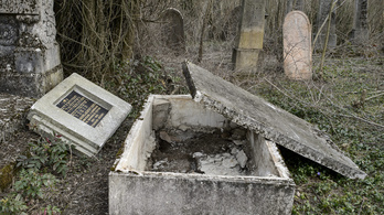 Brutális vandálok pusztítottak a gyöngyösi zsidó temetőben
