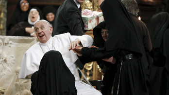 Majdnem szétszedték a pápát az apácák