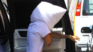 Justin Bieber párnával ment szemorvoshoz