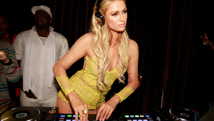 Ilyen, amikor Paris Hilton elhiszi, hogy ő egy igazi DJ