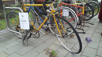 Lopják a bicikliket a Széna téren