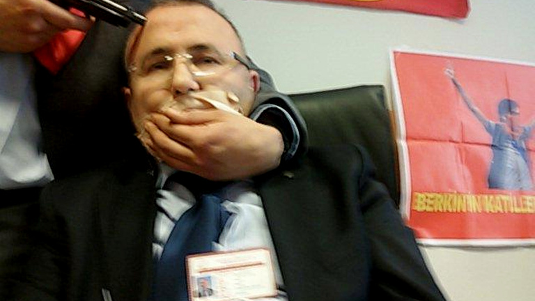 Belehalt sérüléseibe a túszul ejtett török ügyész