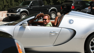 Arnold Schwarzenegger boldogan megsétáltatta a Bugattiját