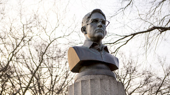 Egy napig sem állt Snowden szobra