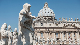 Meleg orgiák és egy gyilkosság miatt áll a bál a Vatikánban