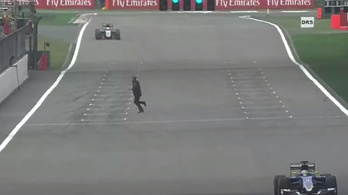 Egy ember futott át a pályán a kínai F1 második edzésén