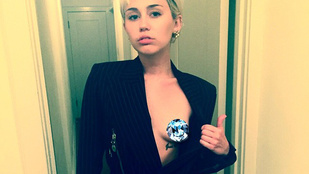 Miley Cyrus magához nyúlt, és megmutatta bimbóját