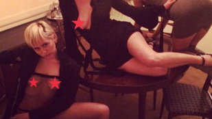 Miley Cyrus szopás-imitálással és újabb bimbókkal sokkol