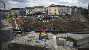 Keményen dolgozó kis emberek építik a Moszkva teret