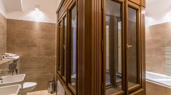 Egy fürdőszoba, amelyet a lichthof köré építettek, mégis baromi jól néz ki! 7 remek hirdetés az ingatlansalátában