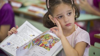 Pár éven belül ingyenes lehet az általános iskolás tankönyv