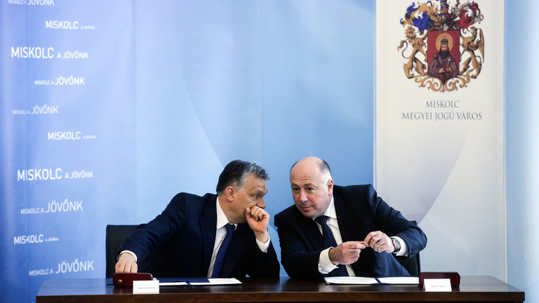 Orbán Miskolcon feszkózott