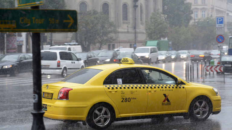 Taxisokat toboroznak mentősnek