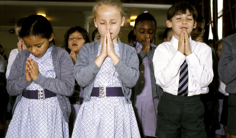 Csak szólunk: egyházi iskolában vallásos gyereket nevelnek