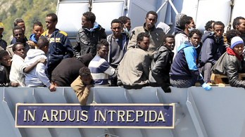 Hadihajókkal megy az embercsempészeknek az EU