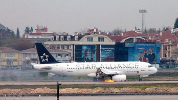 Lángoló hajtóművel szállt le egy repülő Isztambulban