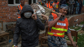 Sorra ássák ki a holttesteket, már 3700 halott a nepáli földrengésben