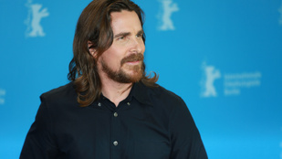 Christian Bale térdének és filmjének is annyi