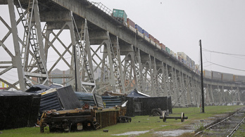 Akkora vihar tombolt, hogy a tehervagonokat is lelökte a hídról