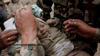 Négy hónapos kisbabát húztak ki a romok alól Nepálban