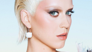 Katy Perry felismerhetetlen: orrpiercinges albínó kisfiú lett