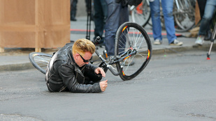 Szeretné látni, ahogy Bono hatalmasat esik bicikilivel?