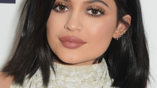 Kapaszkodjon meg: Kylie Jenner kamuzott a szájával kapcsolatban