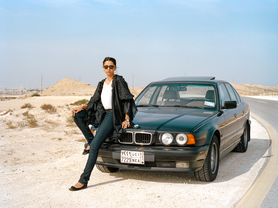 Nő az autójával. A létesítményen belül Szaúd-Arábia más részeivel ellentétben a nők is vezethetnek autót.