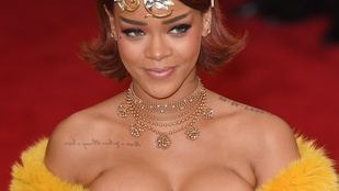 Rihanna valami rózsaszínt villantott, ami lehet egy bugyi is