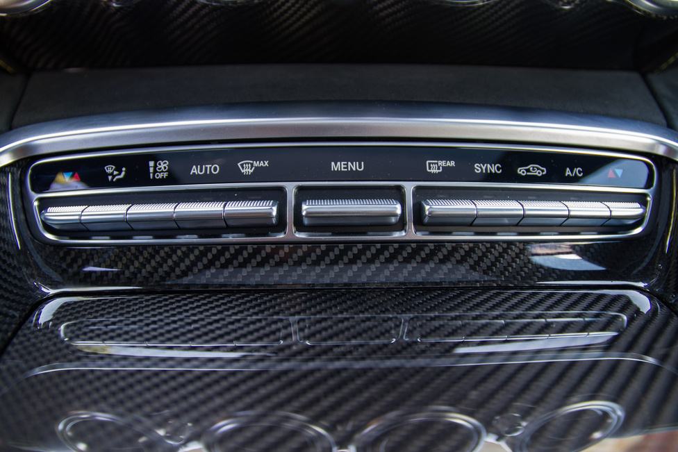 Elegáns megoldás a Mercedes-féle kapcsolósor, kicsit a hatvanas évek nagy, dobozos rádióinak hasonló gombsorára emlékeztet