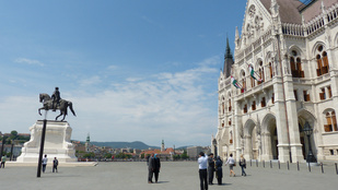 Pusztulnak a turisták a hőségtől a Kossuth téren, még a szobrok is izzadnak