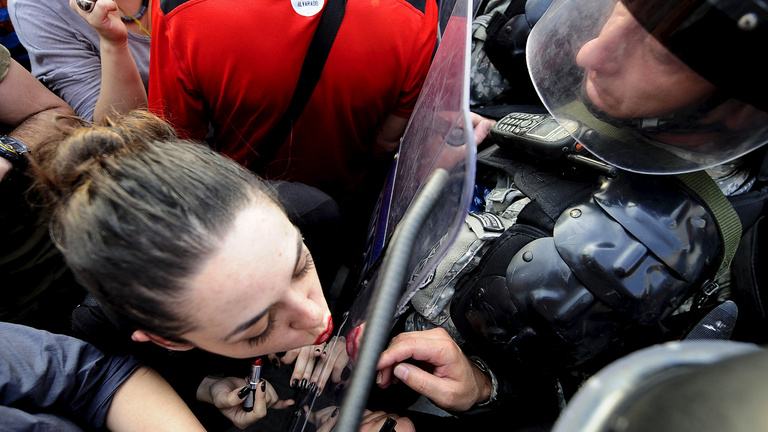 Nagyot pörög a rohamrendőr pajzsát megcsókoló macedón tüntető