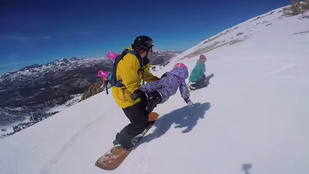 A tandemben snowboardozó kislánynál nincs menőbb