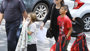 Angelina Jolie focizni vitte a gyerekeit