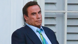 John Travolta lenyelte Arnold Schwarzeneggert