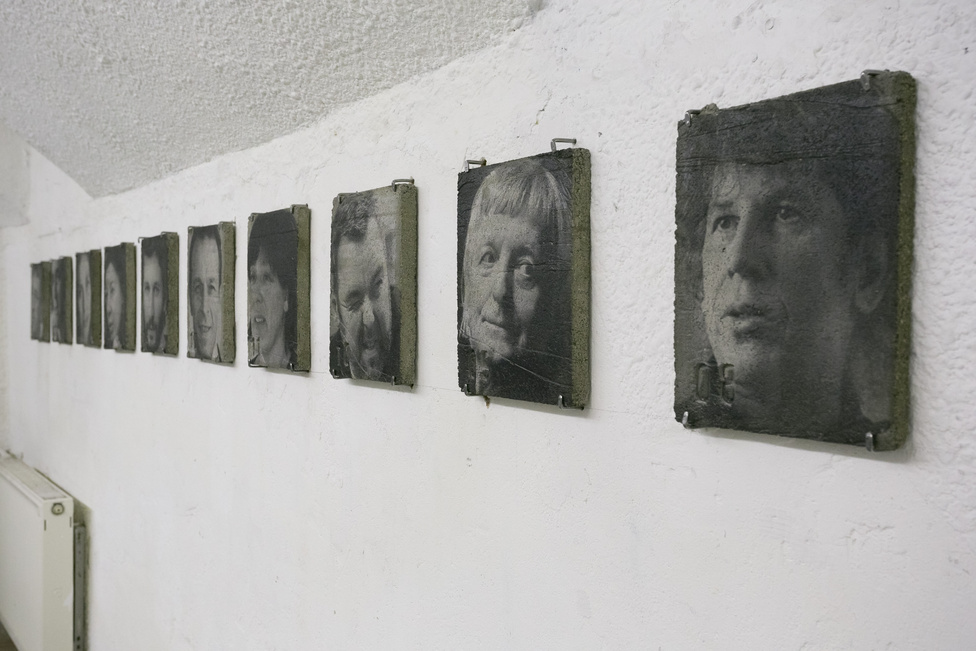 Mentés Másként - A Lengyel Intézet bunkerszerű Latarka nevű kiállítóterében látható Huszti János és Szalay Péter Mentés másként című tárlata, ami a Műértő magazin által megválasztott 50 legbefolyásosabb ember portréját mutatja be - betonba öntve. Művészek, kurátorok, kritikusok, galeristák, múzeumigazgatók, gyűjtők, kultúrpolitikusok, mind megőrizve őket az örökkévalóságnak egy olyan területről, ami már az utóbbi pár évben is hatalmas változásokon ment át.Helyszín: Latarka Galéria 1061 Budapest, Andrássy út 32.Nyitva tartás: június 4-ig K-P: 11.00 – 17.00