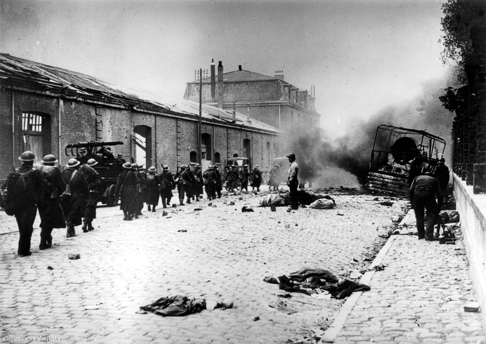 Holtfáradt brit bakák vonszolják át magukat a téglaporrá lőtt városon. Az ágyúzásokban mintegy 1000 polgári lakos halt meg, ez akkoriban óriási megrökönyödést keltett. Utána jött Coventry, Leningrád, Varsó és Berlin, és a dunkirki halottak lábjegyzetté váltak.
