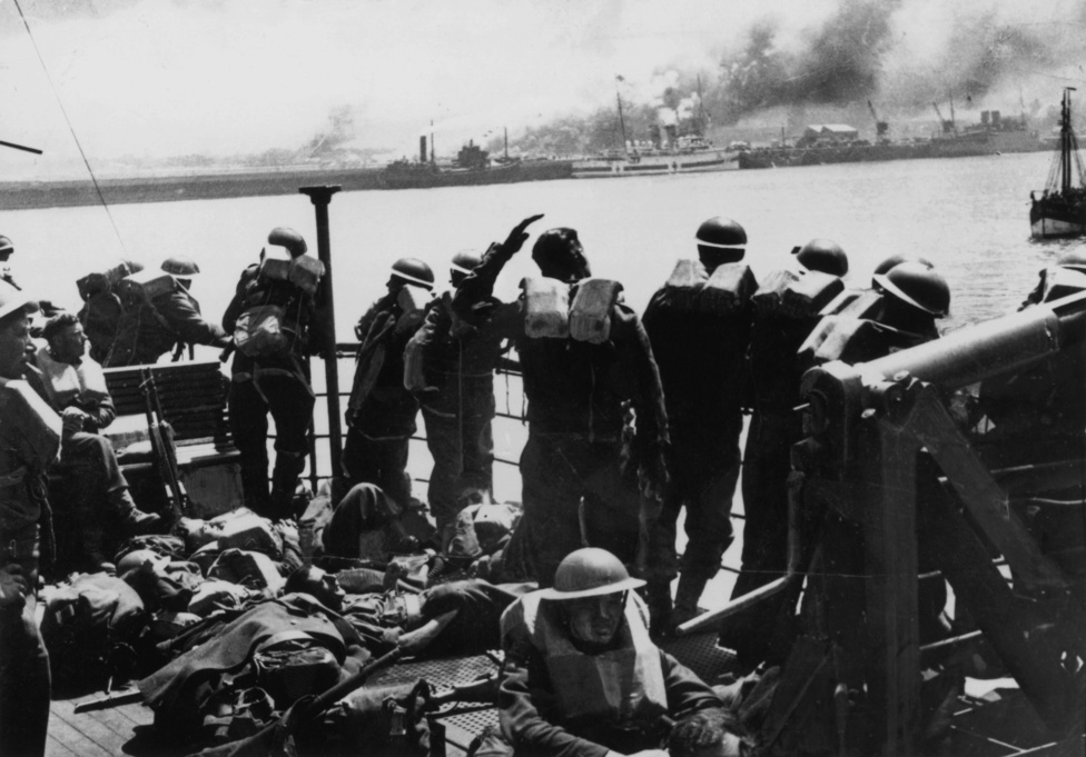 "Viszlát, Dunkirk!" - int az egyik katona a part felé. Biztos nem gondolta, hogy csaknem napra pontosan négy év kellett ahhoz, hogy újra egy brit hadsereg lépjen francia földre. Márpedig pontosan ez történt, de 1944-ben a D-nap a német várakozásokkal ellentétben nem Calais-Dunkirk térségében, hanem Normandiában ment végbe.