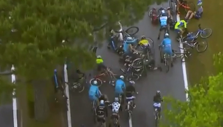 Egy tömegbukás teljesen átírta a Giro d'Italia összetettjét