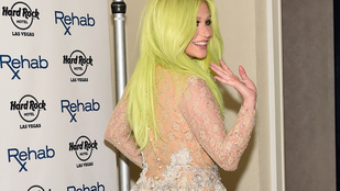 Kesha zöld hajjal, bugyiban villantott segget