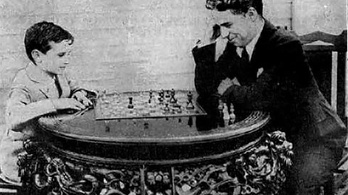 Így verte el sakkban Chaplint a 10 éves csodagyerek