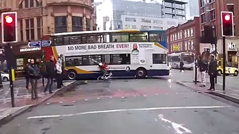 A biciklis áthajott a piroson, majd brutálisat csattant a buszon