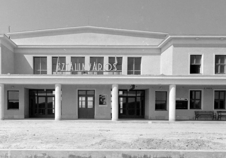 A sztálinvárosi vasútállomás bejárata 1954-ben.
                        