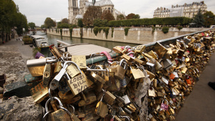 Dráma: Leszerelik a Pont des Arts hídról a szerelemlakatokat