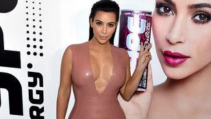 Kim Kardashian terhesruhája: csöcsturbózó latex