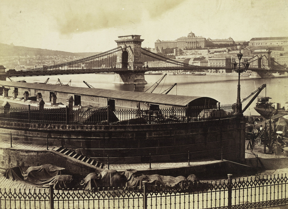 Rakodópart  a Lánchíd pesti hídfőjénél, háttérben a Királyi Palotával, 1896-ban.