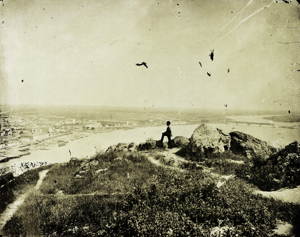 Kilátás a Gellért-hegyről Pest és az éppen épülő a Déli összekötő vasúti híd felé, 1876-ban.