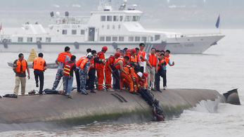 65 holttestet találtak a felborult hajóban, 370 emberről nem tudni