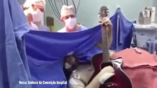 Semmi, csak egy férfi játssza gitáron a Yesterdayt az agyműtétje közben